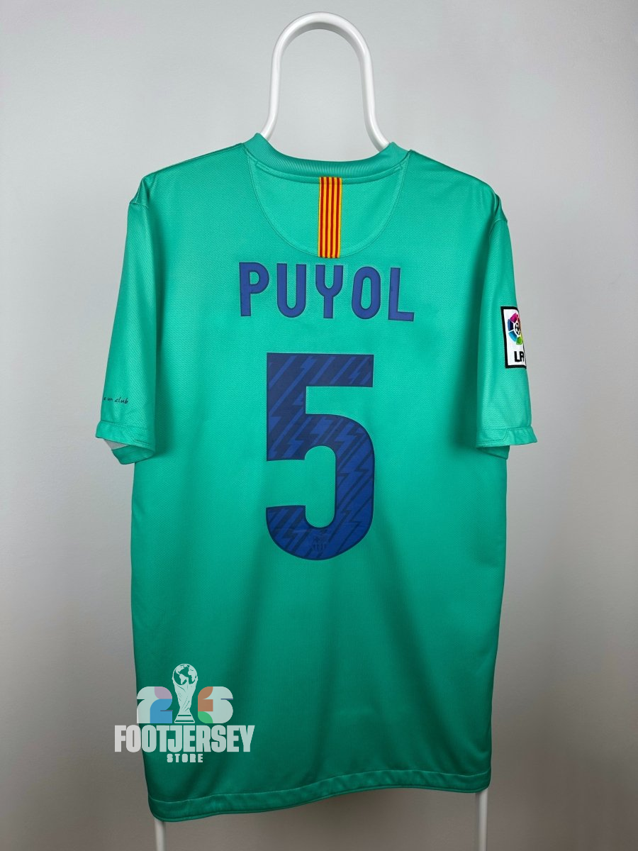 Carlos Puyol - FC Barcelona 2010/11 away shirt 🇪🇸