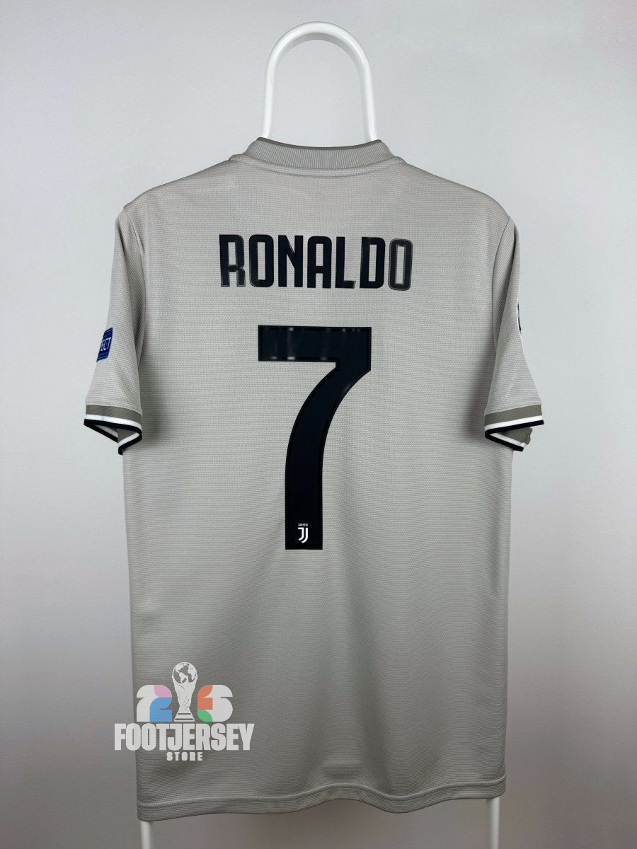 Cristiano Ronaldo - Juventus 2018/19 away shirt 🇵🇹