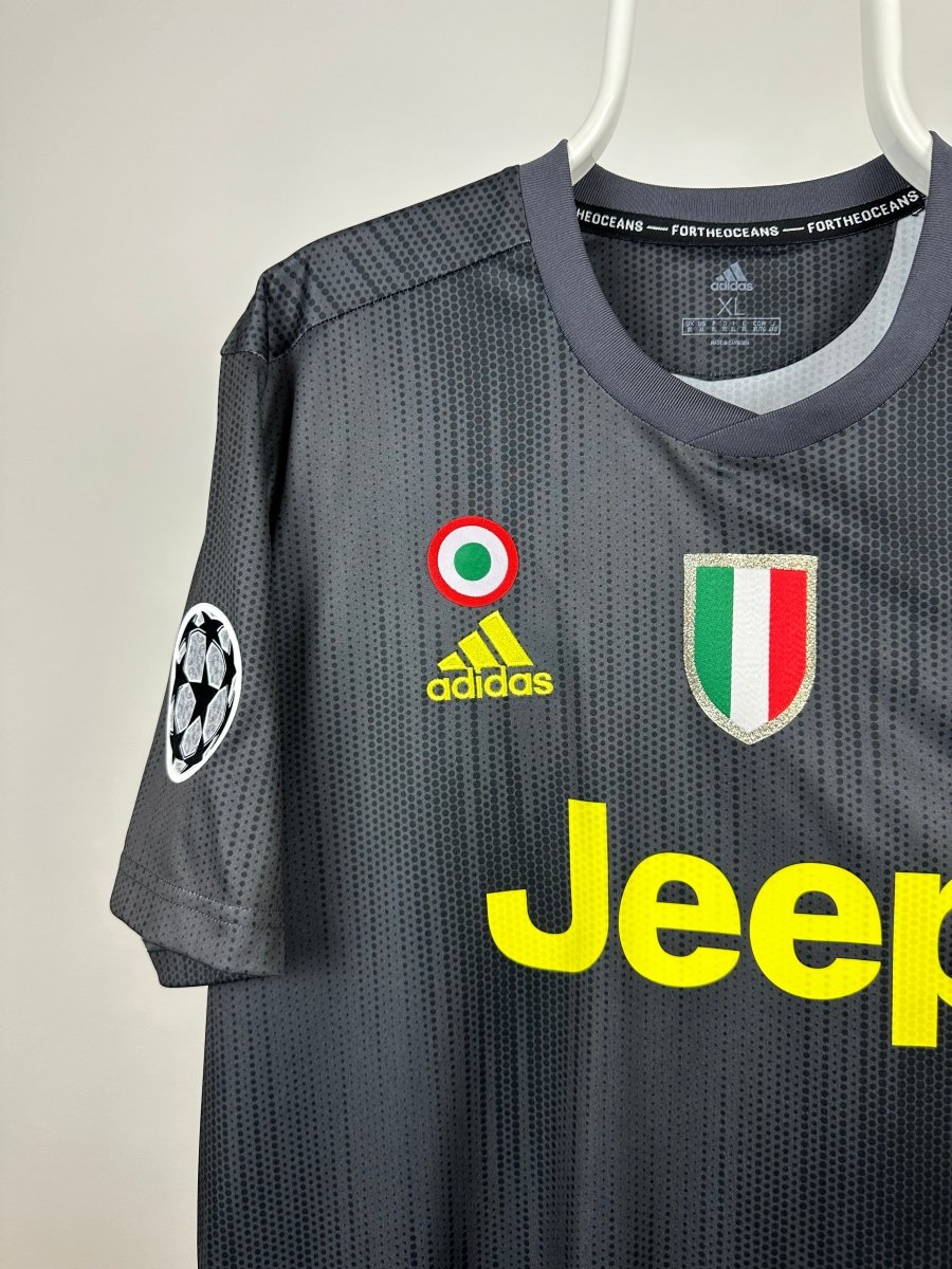 Cristiano Ronaldo - Juventus 2018/19 away shirt 🇵🇹