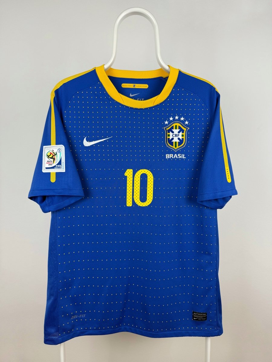 Kaka - Brazil 2010 away jersey 🇧🇷