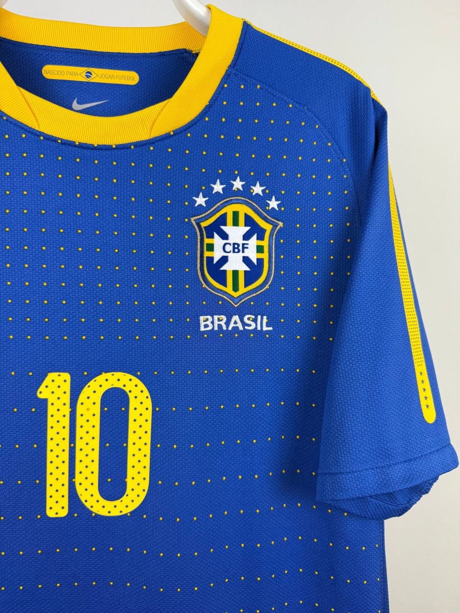 Kaka - Brazil 2010 away jersey 🇧🇷